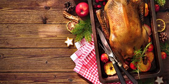 KI generiert: Das Bild zeigt den Kopf einer neugierig wirkenden Ziege, die zwischen Holzlatten hervorschaut. Auf dem Bild ist der Text "Hallo Du!" zu sehen.