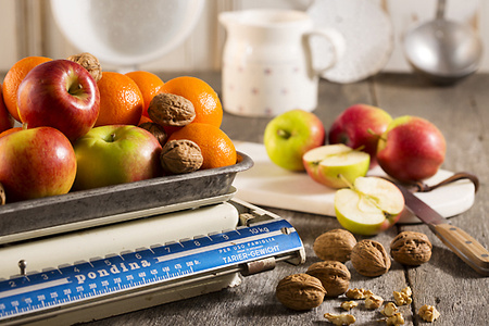 KI generiert: Das Bild zeigt eine grüne Flasche mit extra nativem Olivenöl der Marke "Castillo de Canena", die auf einem Holzfußboden steht. Das Etikett weist darauf hin, dass das Öl aus Spanien stammt und eine Auszeichnung erhalten hat.