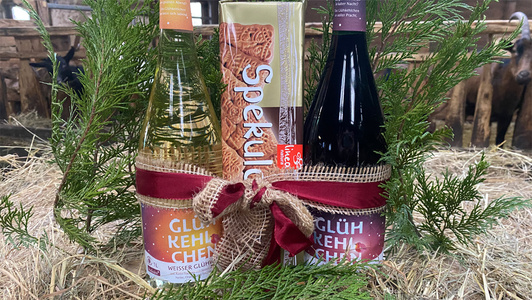 KI generiert: Das Bild zeigt eine Ansammlung von grünen und gelben Früchten und Gemüse, darunter Kiwi, Apfel, Zitrone und Brokkoli, neben einem Glas grünen Smoothie. Das Hauptthema ist gesunde, frische Ernährung.