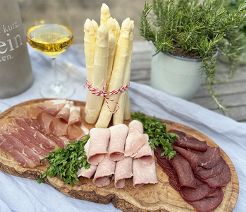 KI generiert: Das Bild zeigt eine Ansammlung von grünen und gelben Früchten und Gemüse, darunter Kiwi, Apfel, Zitrone und Brokkoli, neben einem Glas grünen Smoothie. Das Hauptthema ist gesunde, frische Ernährung.