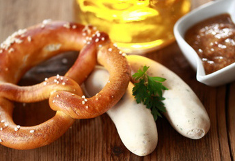 KI-generierte Beschreibung: Hauptinhalt: Burger mit Pommes und Dip auf Holzbrett.