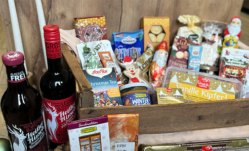 KI generiert: Das Bild zeigt eine Ansammlung von grünen und gelben Früchten und Gemüse, darunter Kiwi, Apfel, Zitrone und Brokkoli, neben einem Glas grünen Smoothie. Das Hauptthema ist gesunde, frische Ernährung.