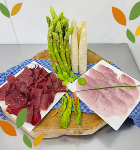 KI generiert: Das Bild zeigt eine Ansammlung von grünen und gelben Früchten und Gemüse, darunter Kiwi, Apfel, Zitrone und Brokkoli, neben einem Glas grünen Smoothie. Das Hauptthema ist gesunde, frische Ernährung.