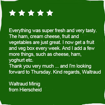 KI generiert: Das Bild zeigt eine Kundenbewertung mit fünf Sternen über frische Lebensmittel. Text: "Everything was super fresh and very tasty. The ham, cream cheese, fruit and vegetables are just great. I now get a fruit and veg box every week. And I add a few more things, such as cheese, ham, yoghurt etc. Thank you very much ... and I'm looking forward to Thursday. Kind regards, Waltraud Waltraud Minig from Hierscheid."