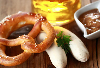 KI-generierte Beschreibung: Hauptinhalt: Drei gefüllte Hot Dogs mit Salat und Soßen.