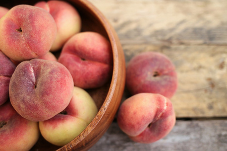 KI generiert: Das Bild zeigt eine Ansammlung von grünen und gelben Früchten und Gemüse, darunter Kiwi, Apfel, Zitrone und Brokkoli, neben einem Glas grünen Smoothie. Das Hauptthema ist gesunde, frische Ernährung.