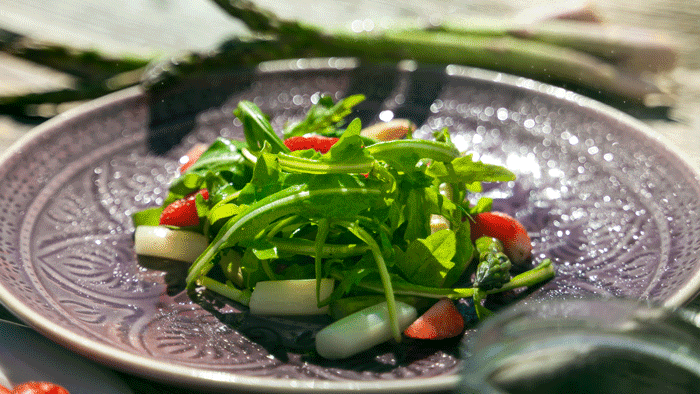 Rezeptbild für Rucolasalat mit Erdbeeren und Spargelspitzen