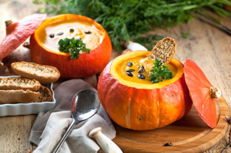 KI generiert: Das Bild zeigt eine Ansammlung von grünen und gelben Früchten und Gemüse, darunter Kiwi, Apfel, Zitrone und Brokkoli, neben einem Glas grünen Smoothie. Das Hauptthema ist gesunde, frische Ernährung.