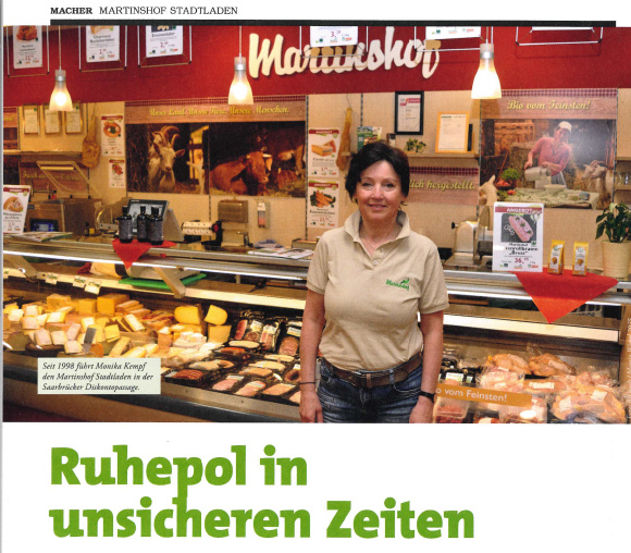 KI generiert: Eine Frau steht vor einer Käsetheke. Text: "Ruhepol in unsicheren Zeiten".