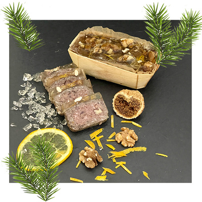 KI generiert: Eine Pastete in einer Holzschale, dekoriert mit Nüssen, Feigen und Zitronenscheiben.