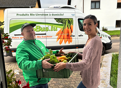KI generiert: Das Bild zeigt eine grüne Flasche mit extra nativem Olivenöl der Marke "Castillo de Canena", die auf einem Holzfußboden steht. Das Etikett weist darauf hin, dass das Öl aus Spanien stammt und eine Auszeichnung erhalten hat.