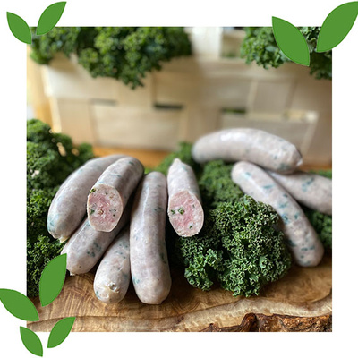 KI generiert: Eine Auswahl an Würsten auf Grünkohl, dekorativ präsentiert.